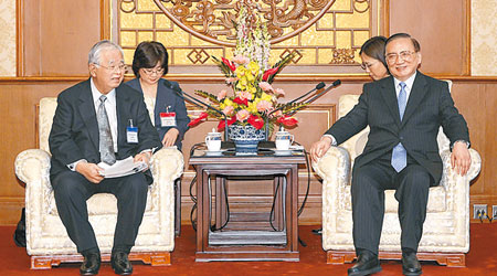 唐家璇（右）於北京釣魚台國賓館會見日中經濟協會代表團成員。（中新社圖片）