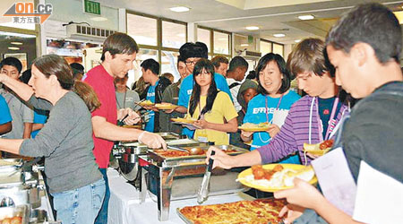 新建議對學生派對等活動不設食物限制。（本報美國傳真）