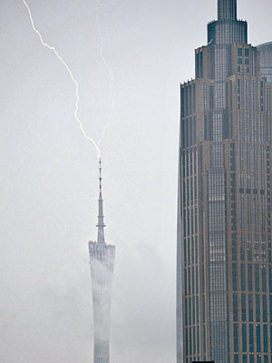 廣州遭到雷電暴雨侵襲，廣州塔更被閃電擊中。（中新社圖片）