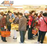 大批大陸觀光客到台北的一家糕餅店掃貨。（謝中凡攝）