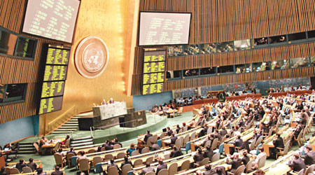 聯合國大會前日在會上通過規範常規武器的貿易條約。（中新社圖片）