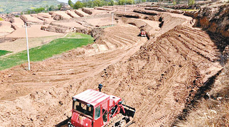 甘肅多個村莊的耕地被推土機移平。