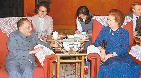 戴卓爾夫人（右）在回憶錄指，鄧小平（左）曾聲言一九九七年一定要收回香港。