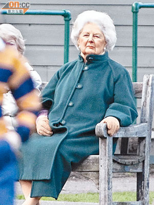 戴卓爾夫人晚年精神不濟。圖為她去年在公園觀看小童踢球。