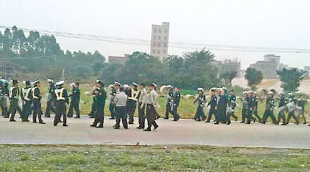 大批警員被指進入蕭氏村協助徵地。