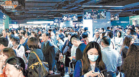 台北高鐵車站擠滿乘客。（本報台北傳真）