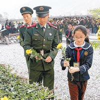 汶川縣城的「記憶‧希望廣場」上，小學生及武警向雅安死難者獻花。（中新社圖片）