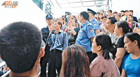 深圳勞資雙方進行協商，警方到場戒備。（讀者提供）