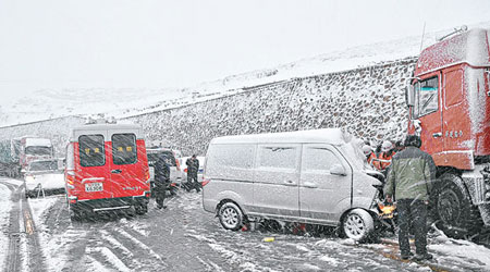 甘肅蘭郎公路因降雪導致交通意外。（中新社圖片）