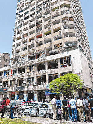 爆炸發生後，一座商業大廈的玻璃被震碎。（美聯社國片）
