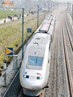 法國計劃興建連接西班牙的ＴＧＶ路線。圖為一列ＴＧＶ列車。（資料圖片）