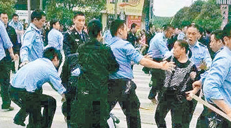 警員與示威的死者親屬發生衝突。