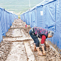 蘆山暴雨過後，龍門鄉的臨時帳篷點堆滿泥濘，臨時帳篷滲漏導致積水。（中新社圖片）