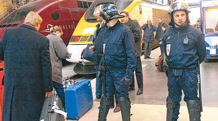 歐洲之星火車的保安未能制止塑膠手槍上火車。圖為駐守在歐洲之星月台的法國警察。