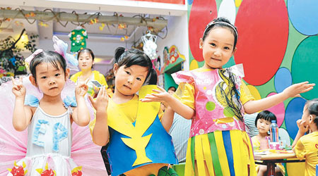 安徽合肥孩子穿上紙製時裝宣傳「低碳環保」，並慶祝兒童節。（中新社圖片）