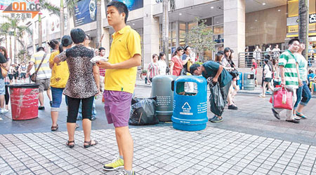 東門步行街昨日亂拋垃圾的人明顯減少。（李國健攝）