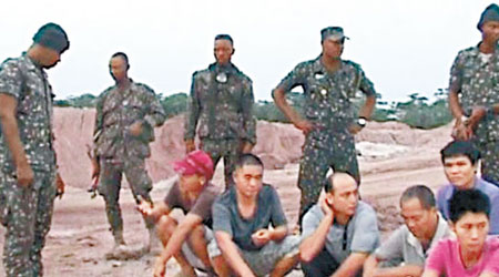 不少中國礦工遭軍警扣押。