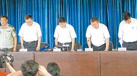 長春市多個政府部門新聞發言人集體鞠躬哀悼火災死難者。（中新社圖片）