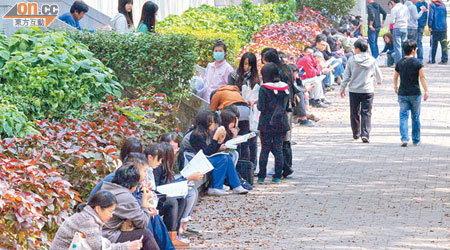 台灣的大學錄取率高，學生為考取好學校在考場外努力溫習。（郭良傑攝）