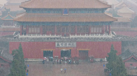 北京城區突降冰雹大雨，故宮有大批遊客滯留暫避。（中新社圖片）