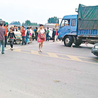村民抬屍堵塞國道討公道，交通受阻。