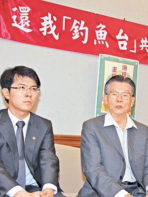 張俊宏（右）今提出訴訟，要求安倍晉三就扣留台灣漁船賠償。（中新社圖片）