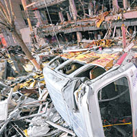 爆炸後現場猶如廢墟，連汽車亦被炸毀。（中新社圖片）