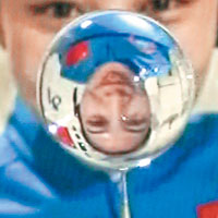 王亞平在失重環境下以水球示範講解物理理論。(中新社圖片）