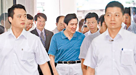 馬英九（藍衣者）到台北市立萬芳醫院進行健康檢查。（中央社圖片）