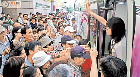 圓山轉運站有大批民眾擠搶試乘券。（本報台北傳真）