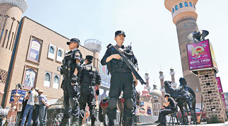 烏魯木齊市面有大批持槍特警巡邏。（中新社圖片）
