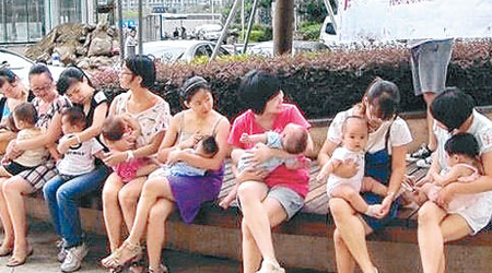 杭州去年有民間組織在公眾地方進行快閃哺乳活動。