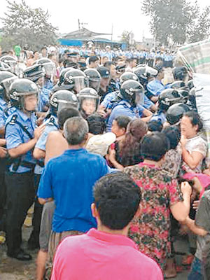 警員搶屍期間，與村民爆發衝突。