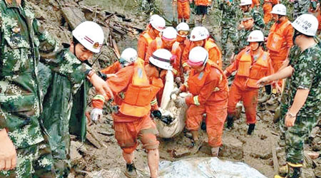四川救援人員在泥石流現場搜出一具屍體。（中新社圖片）
