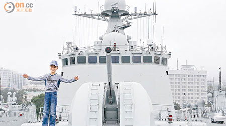 一名俄羅斯小朋友在中國軍艦上留影。（中新社圖片）