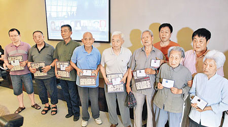 十位老人獲得南京大屠殺幸存者證書。（中新社圖片）