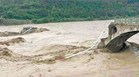 老青蓮大橋被洪水沖毀。（中新社圖片）