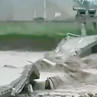 興隆拱星大橋<br>綿竹興隆拱星大橋亦被沖毀。（電視畫面）