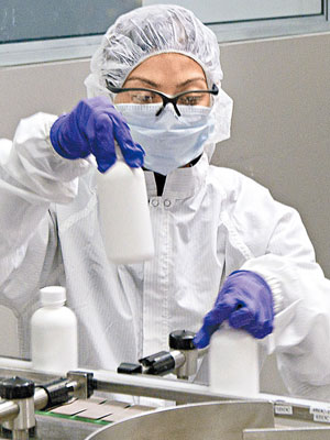 葛蘭素史克的工作人員在研製藥品。（資料圖片）