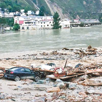 汶川威州鎮七盤溝因嚴重泥石流形成堰塞湖。（中新社圖片）