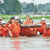 德陽消防人員出動衝鋒舟協助民眾離開災區。（中新社圖片）