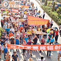 大批市民遊行抗議要求當局撤回項目。（本報江門傳真）