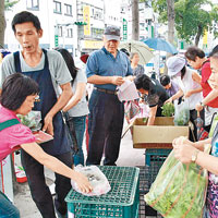 民眾搶購蔬菜等食品防颱風來襲。（張孝義攝）