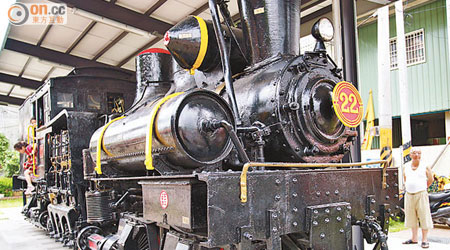 南投集集車站外放置了一個懷舊的蒸汽火車頭。（張孝義攝）