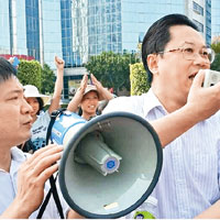 江門副市長吳國杰向在場民眾公布項目取消消息。（中新社圖片）