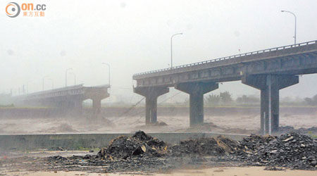 台灣新竹縣舊中正大橋一截橋樑被沖毀。（本報新竹傳真）
