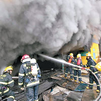 疑受蘇力吹襲影響，福州市一家洗車店起火，消防救出九十被困人士。（中新社圖片）