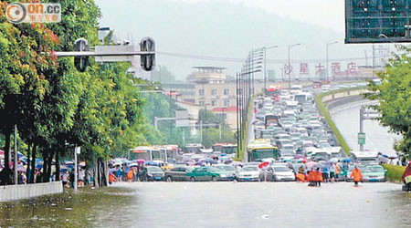 廣州大道因水浸，交通幾近癱瘓，車龍不見龍尾。