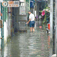 荔灣區長年水浸黑點的南橫街一帶積水及膝。