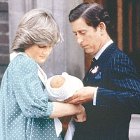 查理斯與戴妃當年抱初生威廉亮相時，表現拘謹。（資料圖片）